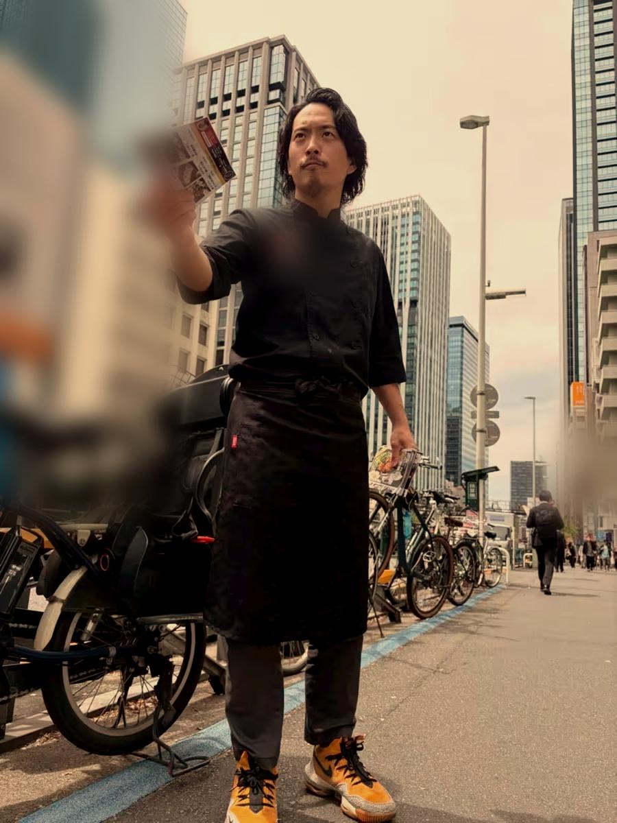 街頭でチラシを手渡す代表・瀧上